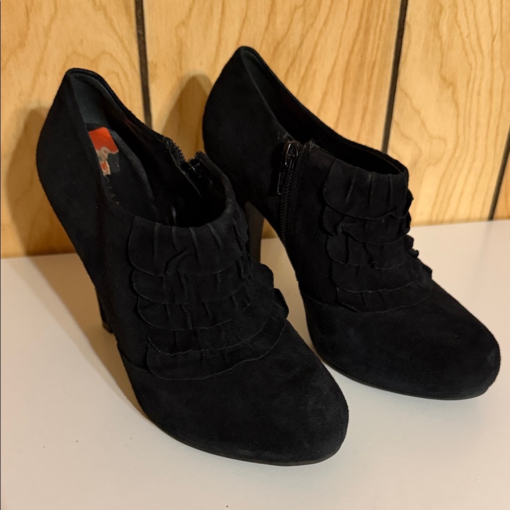 Gianni Bini Black Suede Ruffle Heels Size 6.5